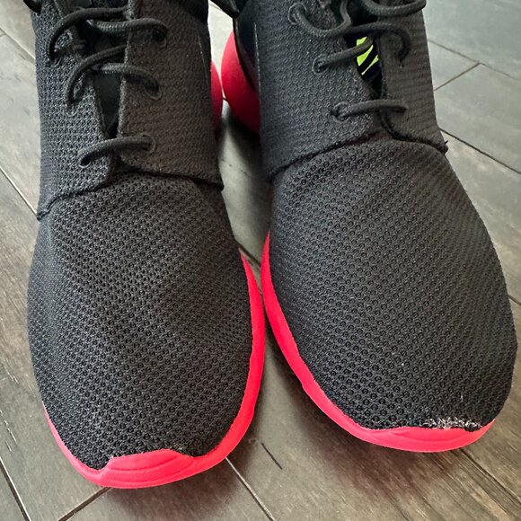 Nike Black & Red Running Shoes US 11 *small white mark on left shoe toe* - Picture 6 of 8